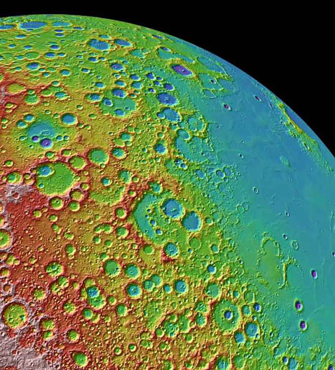 Западная часть видимой стороны Луны в искусственных цветах. Синяя, гладкая область – <a href="http://ru.wikipedia.org/wiki/%D0%9E%D0%BA%D0%B5%D0%B0%D0%BD_%D0%91%D1%83%D1%80%D1%8C">океан Бурь</a>, относительно молодая и менее кратерированная зона поверхности.<br></br>Слева расположены, напротив, старейшие районы спутника (красным и белым отмечены наиболее высокие нагорья). В центре – большой <a href="http://ru.wikipedia.org/wiki/%D0%9A%D1%80%D0%B0%D1%82%D0%B5%D1%80_%D0%9B%D0%BE%D1%80%D0%B5%D0%BD%D1%86%D0%B0">кратер Лоренца</a> (иллюстрация NASA/LRO/LOLA/GSFC/MIT/Brown University).