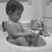 Совсем не сушить руки после мытья или же вытирать их об одежду микробиологи также не советуют (фото <a href="http://www.flickr.com/photos/belliott09/">Brandi Elliott</a>/Flickr.com).